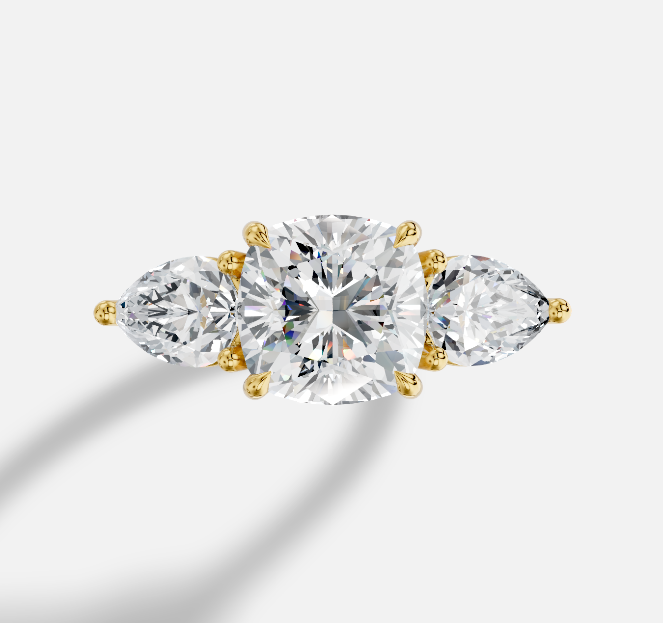 Cushion Three Stone Diamond Ring in 18K Yellow Gold - 图片 5