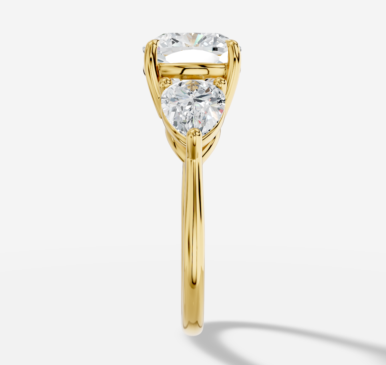 Cushion Three Stone Diamond Ring in 18K Yellow Gold - 图片 3